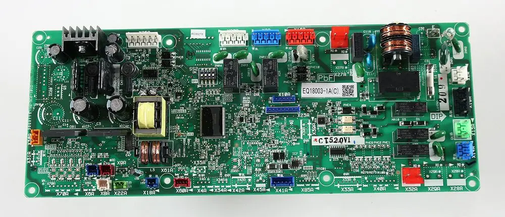 Grüne Platine mit verschiedenen elektronischen Bauteilen, Anschlüssen und Kühlkörpern, möglicherweise Teile einer Daikin-Hybridheizung.